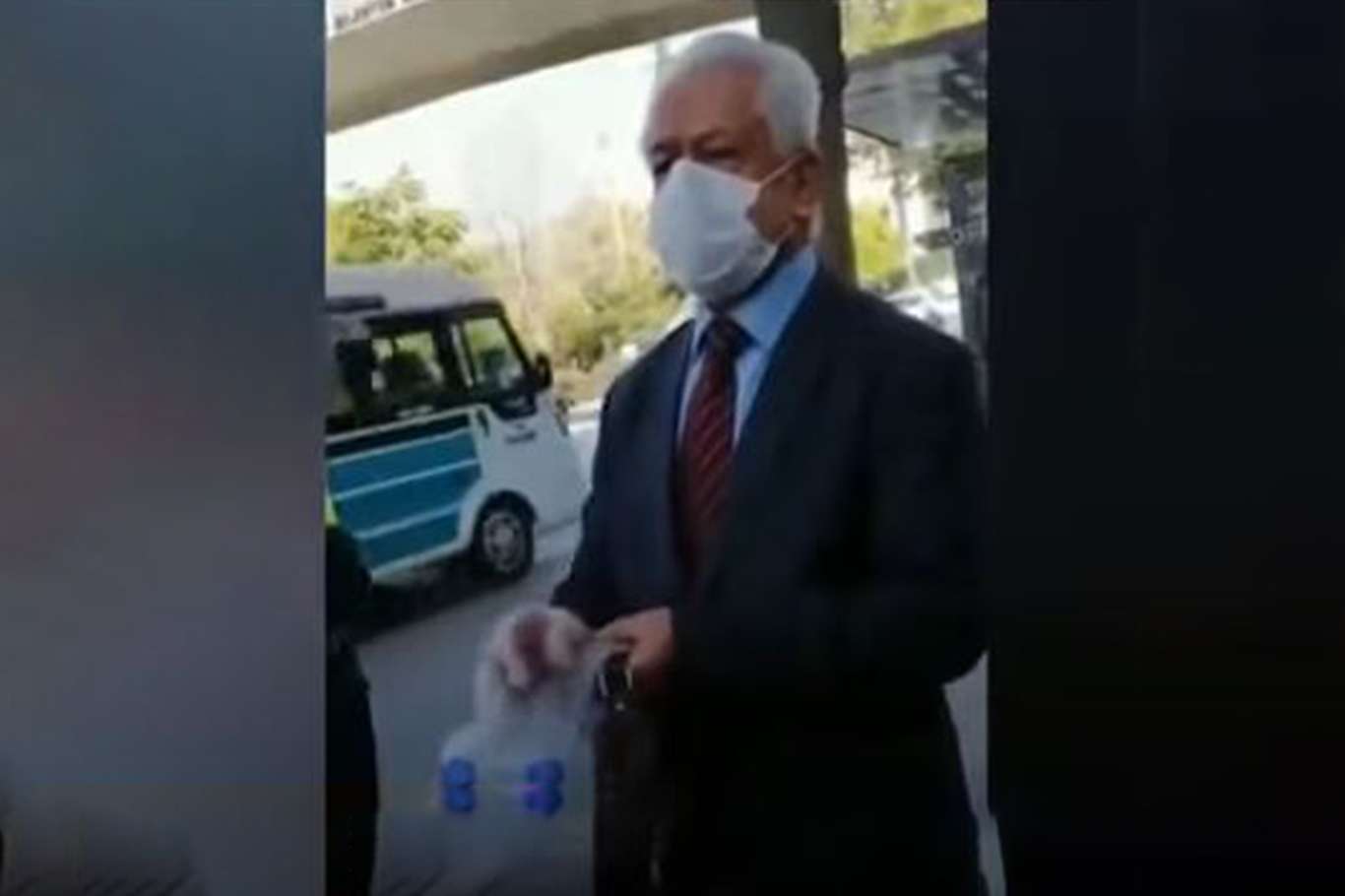 Peçe ve çarşafa hakaret eden adama, kadın haddini bildiriyor Peçe ve çarşafa hakaret eden adama, kadın haddini bildiriyor